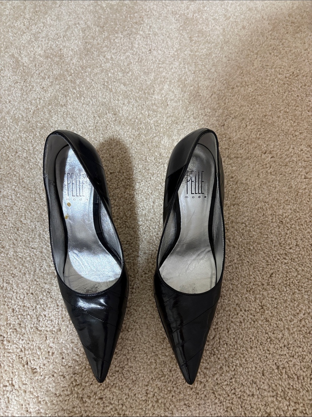 Pelle Moda Black Patent Pointed-Toe Pumps with Sleek Silhouette